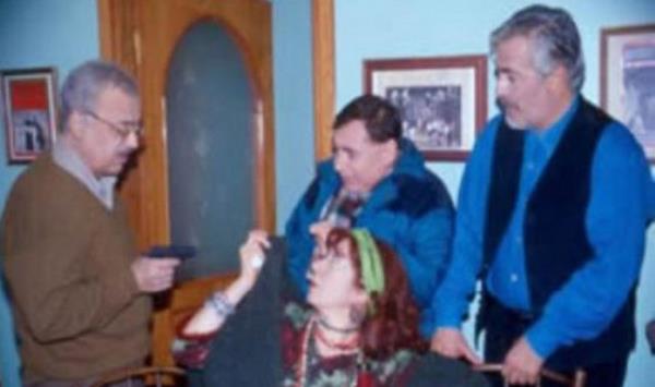 Halt Dummkopf  <br>te 'Bizimkiler' dizisinin en mehur replii. Almanya'dan gelmi olan Davut Usta birazck sapk olan olu Halis merdivenleri ikier ktnda bile ona Almanca 'Dur, aptal' anlamna gelen bu sz sylyordu.