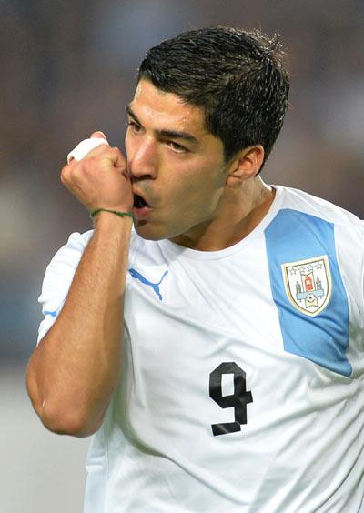 LUIS SUAREZ<br>    "Daha 4 sene ncesine kadar Play Station'da srf Gerrard' kontrol etmek iin Liverpool'u seerdim, imdi beraber oynuyorum."