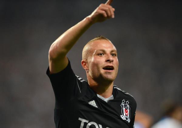 GKHAN TRE<br>    ''Gkhan Tre hayat boyunca gol atmamken Trkiye'de gol krallna oynuyor. Futbol ilgin bir oyun... "