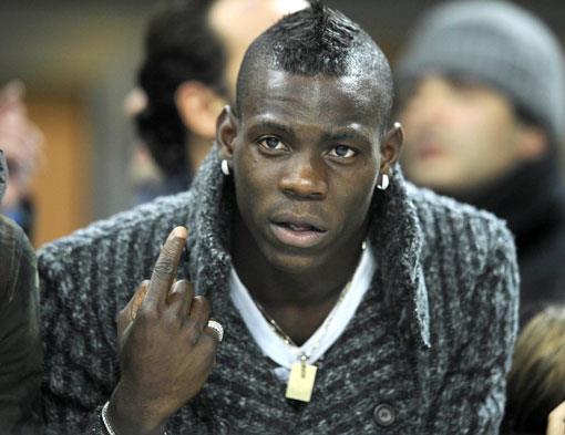 MARIO BALOTELLI<br>    "Hakem formam karttm iin deil, vcudumu kskand iin bana sar kart gsterdi."