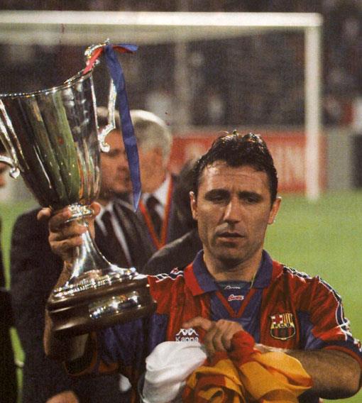 HRSTO STOICHKOV<br>    "Beni durdurmak iin tabancaya ihtiya duyarlard. Ama Messi&#8217;yi durdurmak iin makineli tfee ihtiya var."
