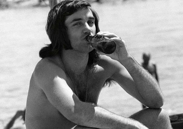 GEROGE BEST  <br>  "Alkol braktm saylr evet; uyurken imiyorum..."