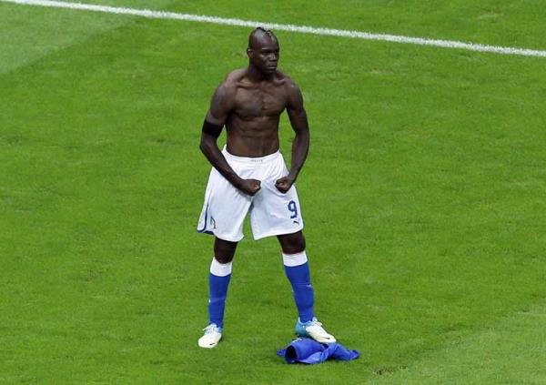 MARIO BALOTELLI  <br>  Muhabir: "Barcelona'da oynamak ister misin?"  <br>  Balotelli: "Hayr, ben kzlarla futbol oynamam.