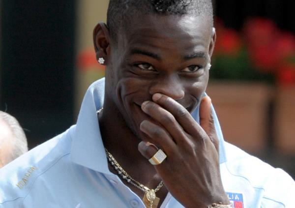 MARIO BALOTELLI<br>    ''Futbol mu daha gzel kzlar m diye sorsalar hi dnmeden futbol derim ama biraz dnrsem eer kzlar derim. "