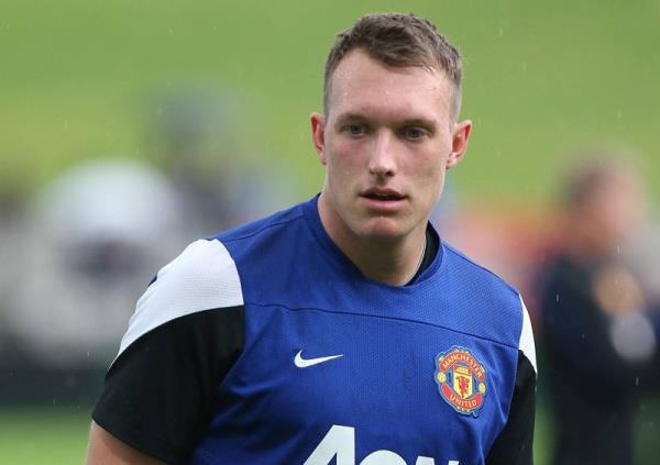 PHIL JONES<br>    "Wayne Rooney antrenmanlarda mutlu ve gayet rahat. Hatta bize, o kt akalarndan bile yapyor."