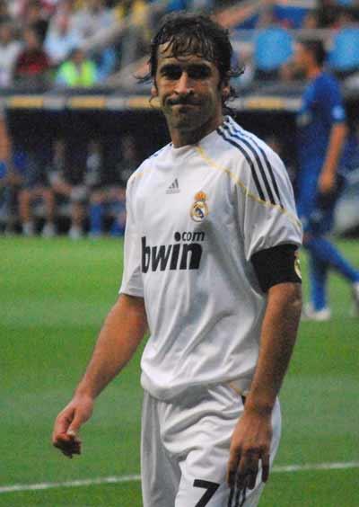 RAUL GONZALEZ    "Antrenmanlarda bazen dalyorum ve kendimi Ronaldo'yu izlerken buluyorum."