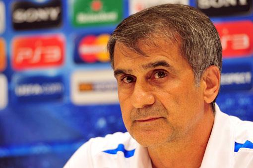 ENOL GNE<br>    "Futbolu eskiden alar oynar, zenginler izlerdi; imdi ise zenginler oynuyor, alar izliyor."