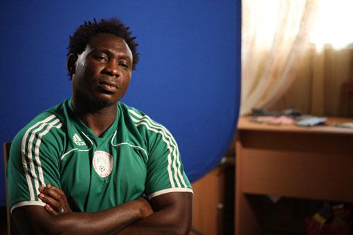 AMOKACH  <br>  Spiker: "Hkmet yetkililerinin futbolla ilgili olmas konusunda ne dnyorsunuz?" Amokachi: "ok normal, ikimiz de trbnlere oynuyoruz"