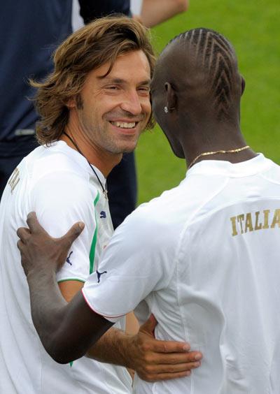 MARIO BALOTELLI<br>    ''talya milli takmnda oynamaktan daha da gzel bir ey varsa o da Pirlo gibi bir sihirbazla ayn takmda oynamaktr... "