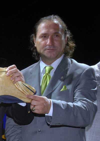 SELUK YULA<br>    ''Ben Galatasaray'a imza atarken bile herkese Fenerbaheli olduumu syleyecek kadar cesaretli biriyim.''