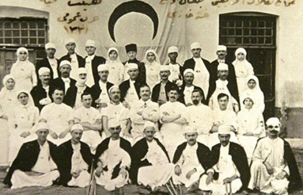 anakkale Zaferinin 100. yl mnasebetiyle hazrlanan &#8216;Shhiye 1915&#8217; kitab, savan cephe gerisinden arpc fotoraflar gzler nne seriyor.