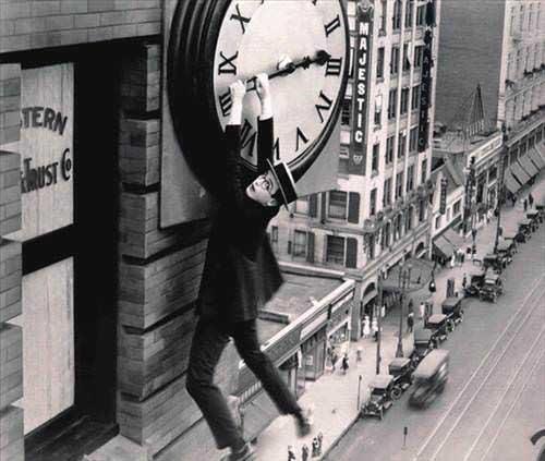 Zaman size deil, siz zamana uyun.