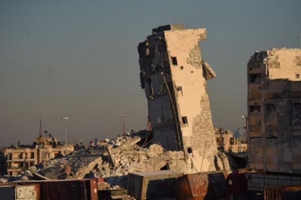 talya'daki pizza kulesini andran yan durmu bir bina.