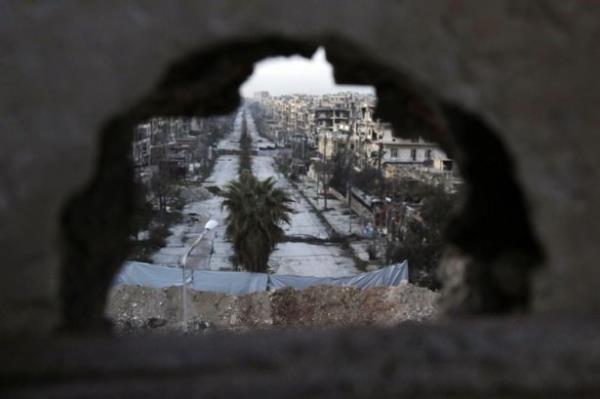 lkedeki ayaklanmalardan bir yl sonra balayan atmalar sonucu Halep'te on binlerce insan evlerini terk etmek zorunda kald.