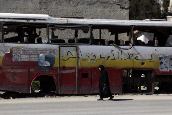 Dnyann en eski yerleim yerlerinden Halep, artk sadece savala anlyor. Kentin iinden gelen fotoraflar, yz yllar boyunca unutulmayacak cinsten.   <br>Elbisesi kana bulanm kadnlar, sadece minberi kalm yklan camiler, kalanikof silahnn arkasnda namaz klan savalar, bklm ve yars havaya umu yksek binalar.