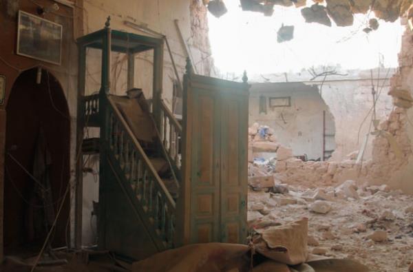 Harabeye dnm bir camide ayakta kalmay baaran minber.