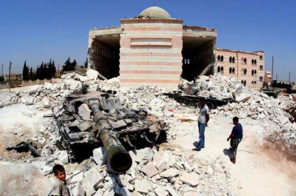 Halep'in en mehur camilerinden birinin nnde duran tank.