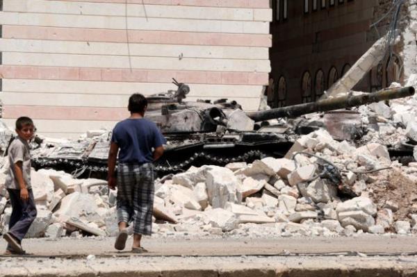 Esed glerinden kalan bir tanka doru ilerleyen Halepli ocuklar.