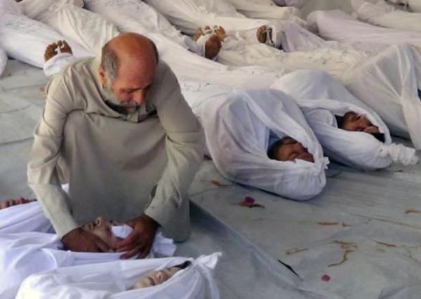 len yzlerce sivil arasndan olunun yzne son kez bakan bir baba.