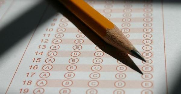 Gzlerimizi kapadmzda gzmzn nne beyaz bir sinema perdesi getirmek, tm dikkatimizi oraya ynlendirmek ve nefes egzersizi yapmak beynimizi ve dikkatimizi toplayp tekrar snava ynelmemize faydal olacaktr.&#8221;