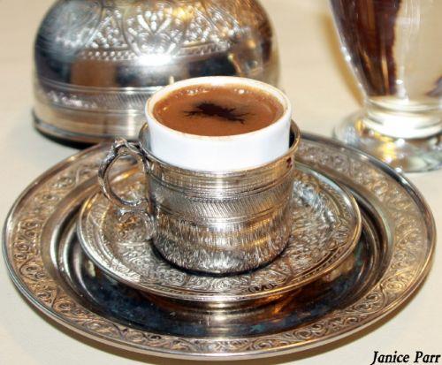 Kahvenin, baklk sistemini glendirici ve hastalklara kar koruyucu etkisi var.  Ancak kahve yksek miktarda tketilirse zararl etkileri de olabiliyor. Dr. Kaya istenmeyen o etkileri de yle sralyor: