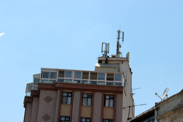 Vatandalar da  be kuru kazanacaz diye binalarnn tepelerine bu istasyonlarn konulmasna izin vermemeli"