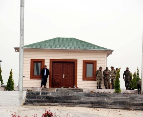 Trk Silahl Kuvvetlerinin ah Frat Operasyonu&#8217;nun ardndan sandukay naklettii 3. Hudut Alay 3. Hudut Taburu 8. Hudut Blk Komutanl&#8217;n ziyaret eden Gven, daha sonra Sleyman ah Trbesi&#8217;nin ina edildii yeni alana gitti.