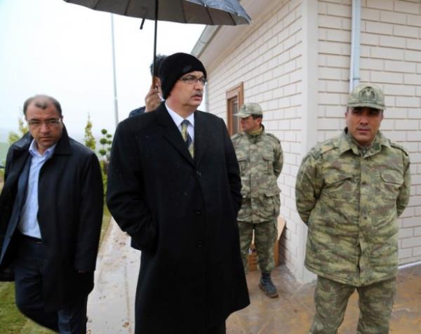 Trbe ve evresinde alt, st yap, evre dzenlemesi ve yol almasnn anlurfa Bykehir Belediyesi tarafndan yapldn belirten Gven, "Bykehir Belediyesi olarak buraya 2 kilometre beton yolun yapm ve peyzaj almasn tamamladk. Bykehir Belediyesi personeline teekkr ediyorum.