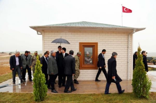 Suriye&#8217;nin Eme blgesinde ina edilen Sleyman ah trbesinin yeni alanndaki 2 kilometrelik beton yol, peyzaj, otopark, su ve kanalizasyon sistemleri ile evre dzenlemesi gibi almalar 10 gn gibi ksa srede tamamland.