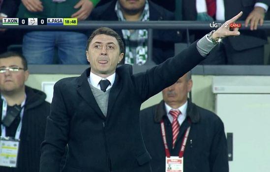 Bu srada Kasmpaa Teknik Direktr ota Arveladze devreye girdi. Grc Hoca, oyuncularna 'gol yemeleri' ynnde bir iarette bulundu. Daha sonra santrada Konyaspor'un gol atmasn kararlatrld.