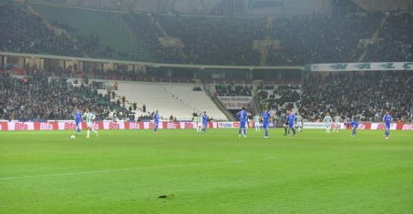 Lacivert - beyazl ekipte Babel'in yerde yatt srada, Torku Konyaspor'lu oyuncular topun taa atlmasn beklerken, orta sahann biraz ilerisindeki Donk, artma vuruu ile topu alara gnderdi.