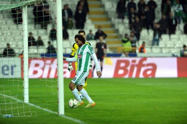 Spor Toto Sper Lig'in 24. haftasnda oynanan Torku Konyaspor - Kasmpaa mcadelesi, Trk futbolunda tarihi grntlere sahne oldu.