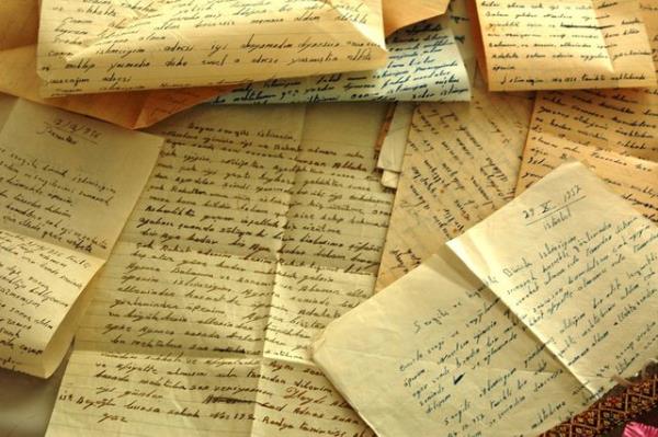 99 yandaki koca 96 yandaki einin 60 senelik ak mektuplarn bulduunda boanma karar ald.