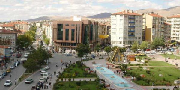 Krehir: 2 vekillii bulunan Krehir'de seim yar soluk kesecek. 2011 seimlerinde son sra seilen vekil AK Parti'dendi. Krehir'de CHP yzde 2.3, MHP yzde 2.8 ilave oy oran yakaladnda fazladan bir milletvekili de kazanm olacak.