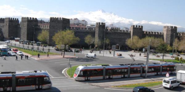 Kayseri: Kayseri'de son sra milletvekilini AK Parti kard. Sk bir rekabet yaanacak kentte MHP 0.5 oy oran artyla bir vekili hanesine yazdracak. CHP'nin ise 6.2 orannda art yakalamas lazm.