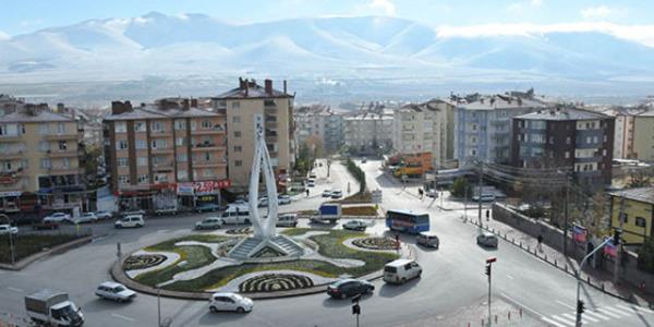 Nide: 3 milletvekillii ayrlan Nide'de, Manisa'nn tam tersi bir tablo sz konusu. Son sra aday CHP'de. Fazladan bir vekil iin AK Parti'ye ilave yzde 8.1, MHP'ye 1.9 oy oran yeterli.