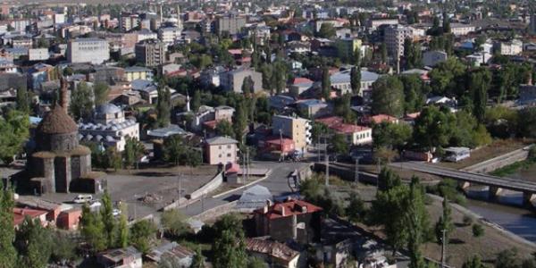 Kars: Kars'ta bulunan 3 milletvekillii iin kyasya bir yar sz konusu olacak. Son sra adaynn BDP'de bulunduu Kars'ta fazladan bir vekil iin AK Parti yzde 12.1, CHP yzde 2.0 , MHP ise yzde 1.6 fazladan oy oran yakalamal.