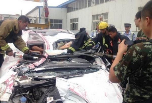 Olay yerine gelen kurtarma ekipleri otomobilden ceset karmay beklerken, gelen iniltiler zerine yaplan kurtarma almas sonucu bir kadn sadece birka syrkla yass hale gelmi olan aratan karld.
