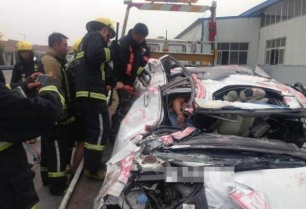 zerine konteyner den bir otomobilin iinde bulunan iki kii adeta preslenmi gibi dmdz olan aracn iinden mucize eseri sa kmay baard.