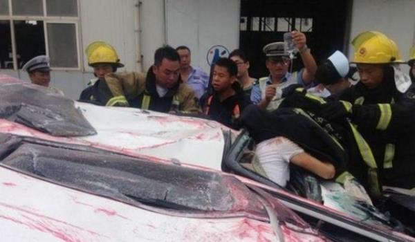 Qingdao yaknlarndaki otoyolda meydana gelen kaza yaklak 100 ton arlndaki konteynerin altnda kalan otomobil ezilerek adeta kat gibi oldu.