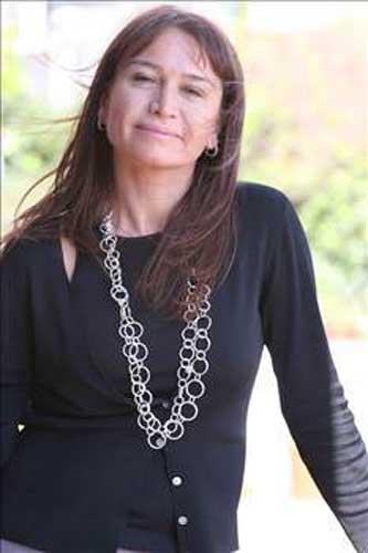 DEMET AKBA  <br>  Demet Akba ilk evliliini 22 yanda, muhasebeci skender Akba ile yapt