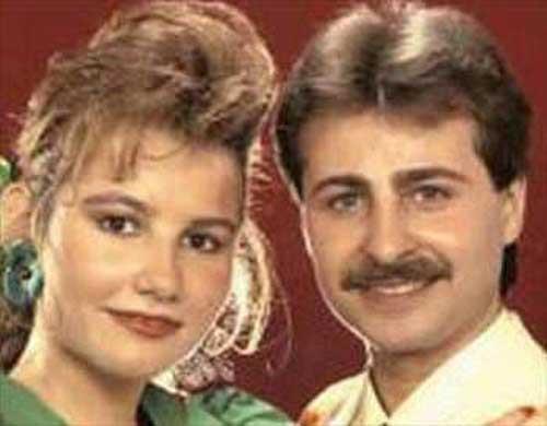 DENZ SEK  <br>  Son yerel seimlerde Demokrat Parti&#8217;nin stanbul Bykekmece belediye bakan aday gsterdii Turhan Baaranolu, nl popu Deniz Seki'nin 13 yl nce evlendii ve iki yl sonra da ayrld ilk ei kt. Turhan Baaranolu, evlendiklerinde kendisinin 26, Seki'nin de 17 yanda olduunu belirtti. Baaranolu unlar syledi: &#8220;Ortak bayan arkadamz vastasyla tantk. Liseyi bitirmiti. Evlenme teklifi Deniz den gelmiti. Ailelere atk, onlar onaylaynca da evlendik.&#8221; Turhan Baaranolu oyuncak fabrikas sahibi.