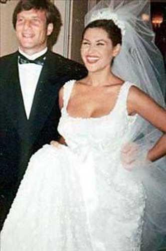 34 yanda ise Kaya ilingirolu ile dnyaevine girdi. Bu evlilik 2005'te sona erdi.