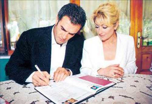 Ersoy, manken ve oyuncu smet zhan ile evlendiinde artk olgunluk alarndayd.