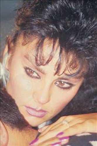 SERPL AKMAKLI<br>    Serpil akmakl ilk evliliini 16 yanda, Mert akmakl ile yapt.