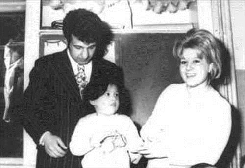 MUAZZEZ ABACI<br>    Muazzez Abac ilk ei ve kz Saba'nn babas polis memuru Abdurrahman Abac ile evlendiinde 20 yandayd.Abac einden boand halde hala onun soyadn tamaktad