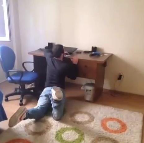 Eve ayakkabyla girmek.