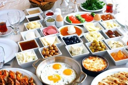 Ku stnn eksik olmad masadan bir lokma yiyecek alp evden ayrlmak.