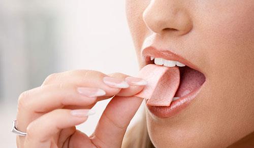 Kalori harcatr:  <br>  Mayo Clinic Uzmanlar yaptklar bir deneyde, sakz inemenin saatte 11 kalori yakmn saladn hesaplamlardr.