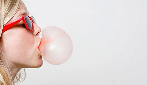 Yaplan bir almada akamst ara nnden nceki  saatlik bir zaman diliminde bir saat aralklarla 15 dakika sakz ineyen yetikinler, sakz inemeyenlere gre ara nlerinde 36 kalori daha az yedikleri gzlenmitir...